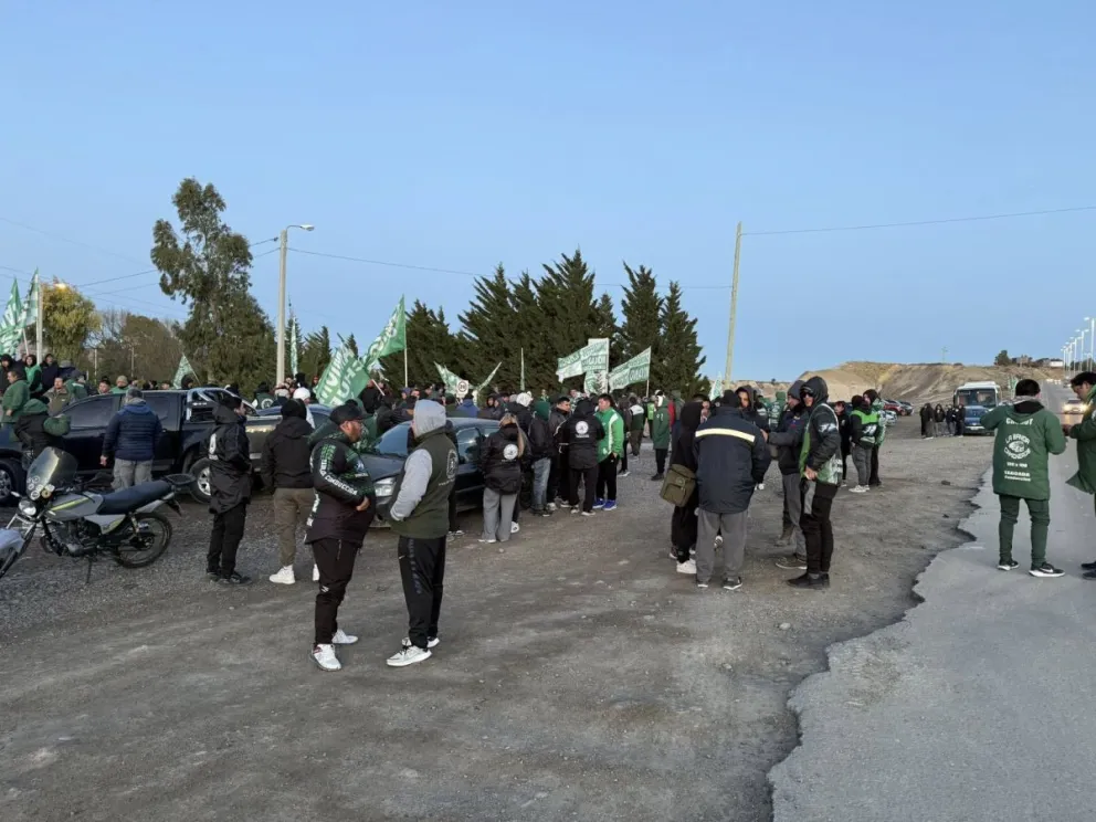 Camioneros se concentraron el acceso a Pecom en Comodoro