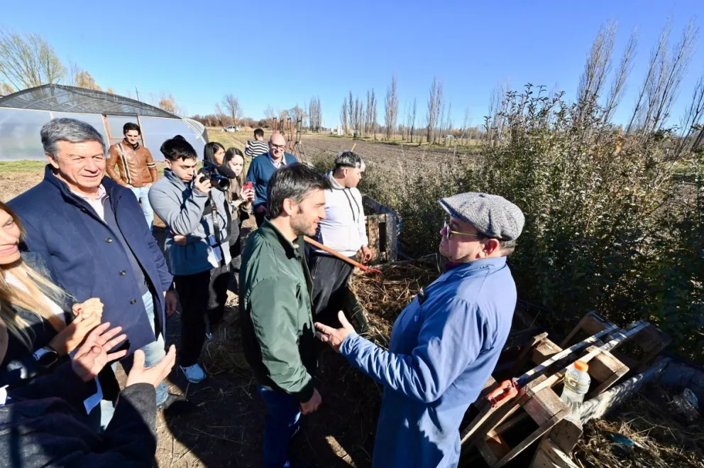 Torres recorrió las nuevas aulas del Centro “Arturo Roberts” de Gaiman