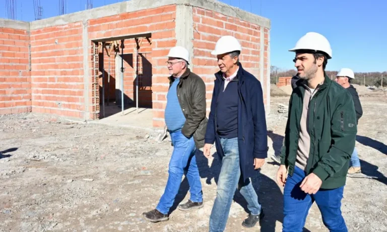 Torres destacó la reactivación de la obra del complejo de 41 viviendas en Dolavon