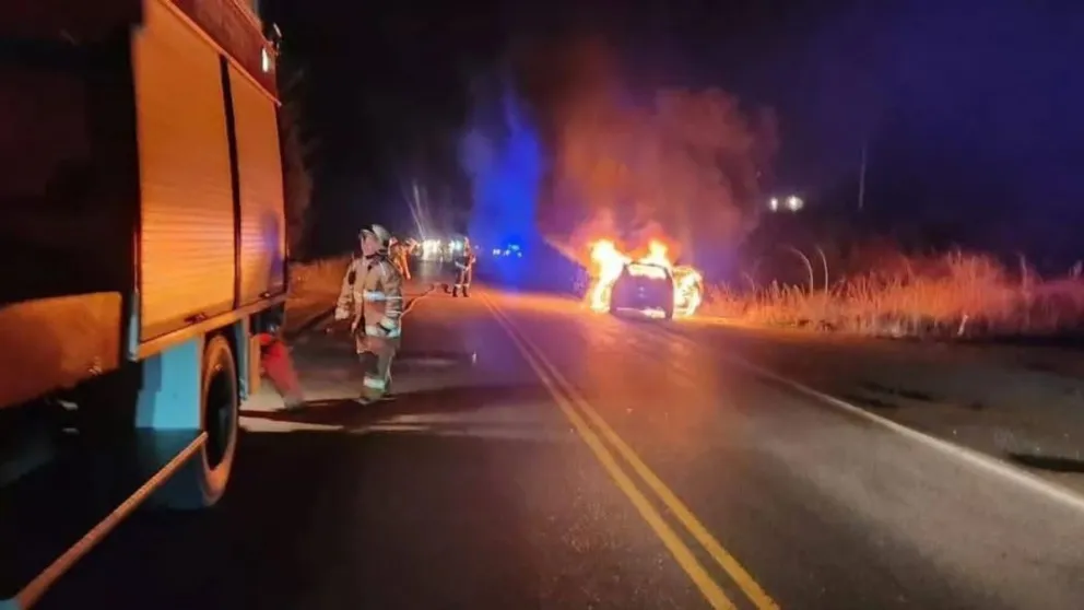 Un auto se incendió cerca de Lago Puelo