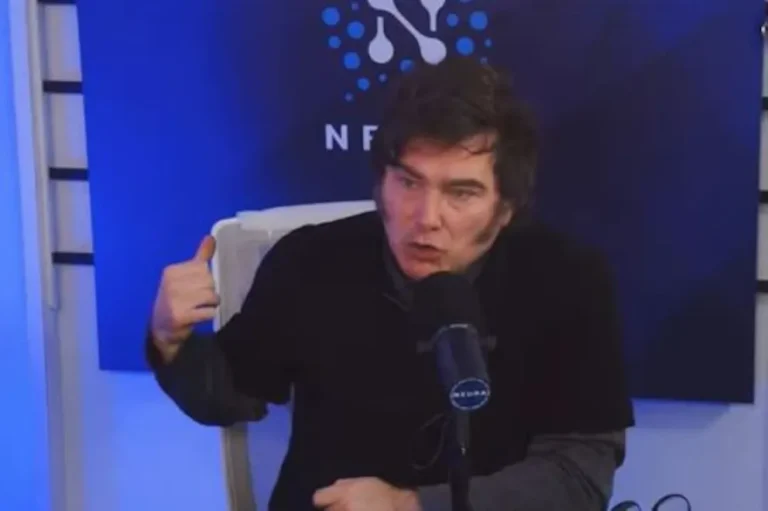 Milei interrumpió una entrevista para firmar un decreto