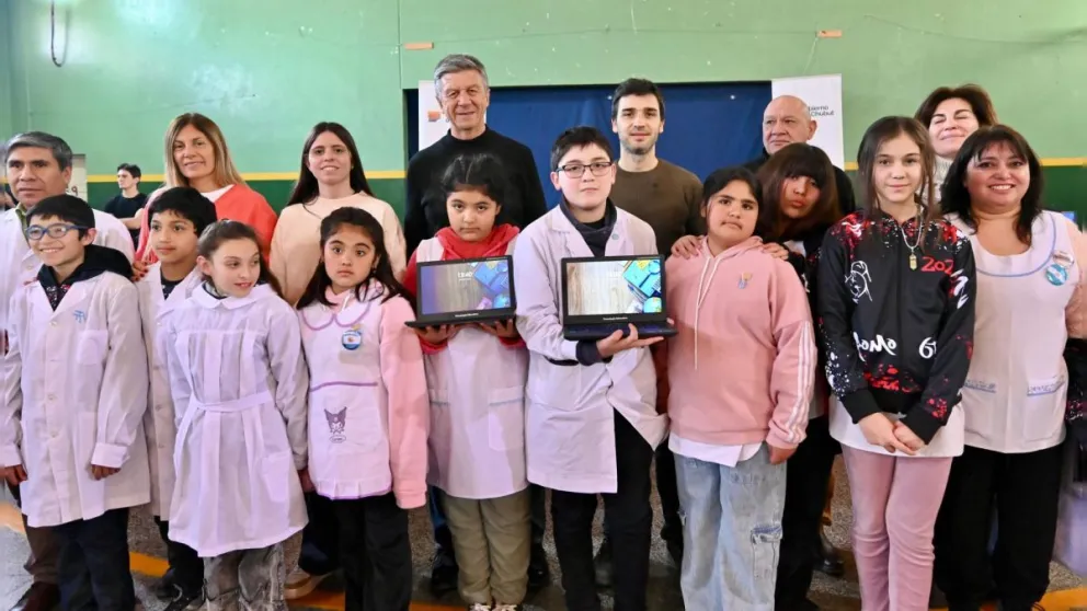 Torres entregó Aulas Digitales Móviles a escuelas rurales de la Meseta