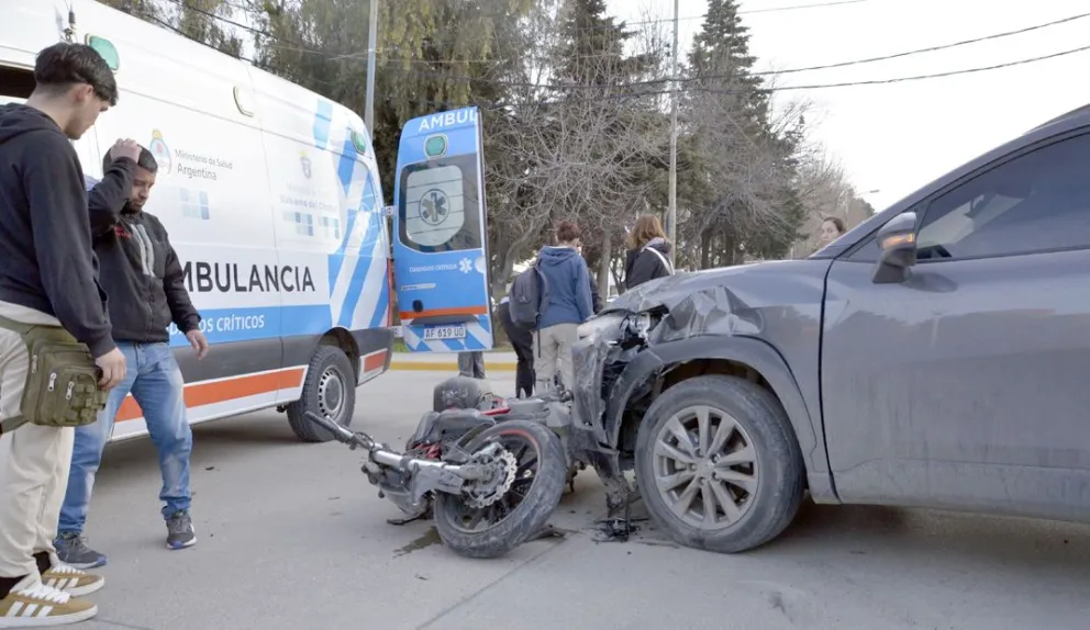 Motociclista lesionado tras chocar con automóvil en Rivadavia y  Chacabuco 