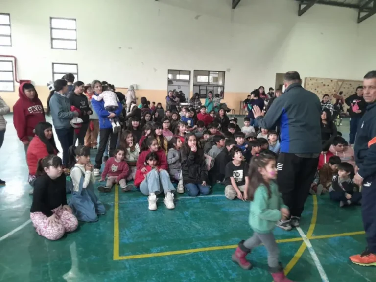 CAI Solidaria entregó juguetes y golosinas a niños de Aldea Escolar y otras comunas rurales