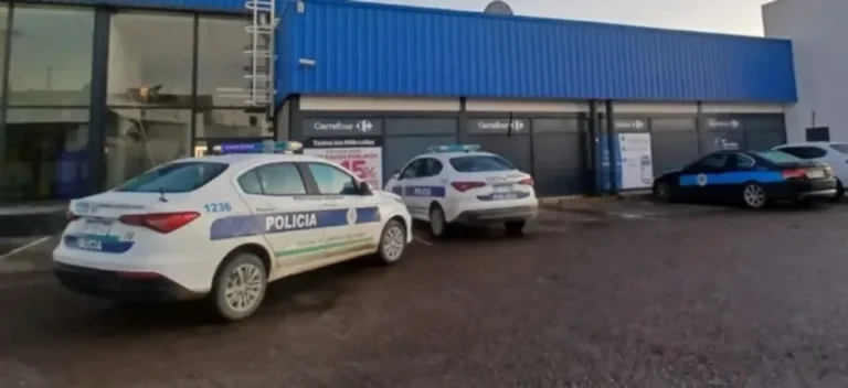 Detienen a un hombre escondido en el baño de un supermercado tras el cierre