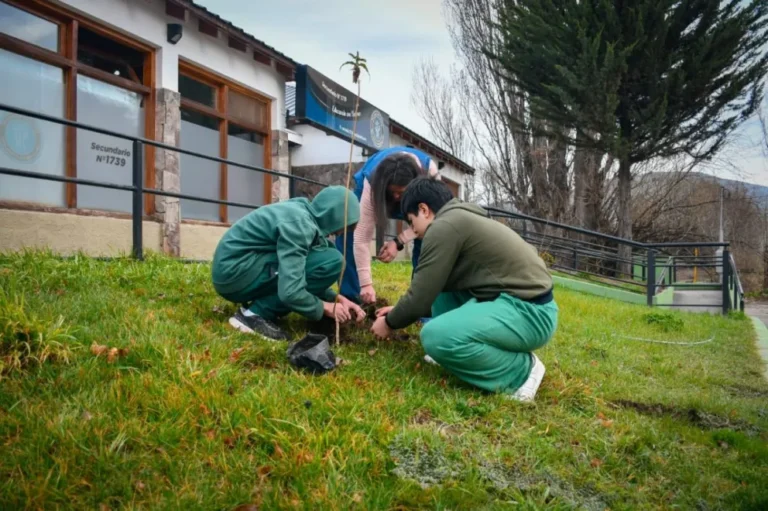 El programa municipal "Escuelas Verdes" llegó a la Fundación Educativa Esquel