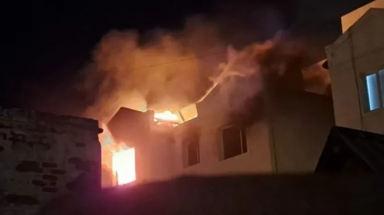 Fuerte incendio en complejo habitacional movilizó a bomberos y vecinos