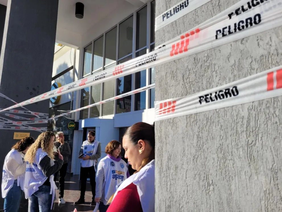 Personal no docente de la universidad mantiene una retención de servicios