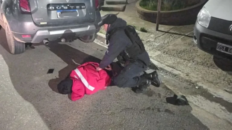 Un hombre fue detenido tras golpear a un policía con un codazo