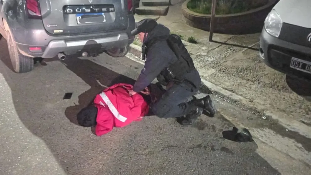 Un hombre fue detenido tras golpear a un policía con un codazo