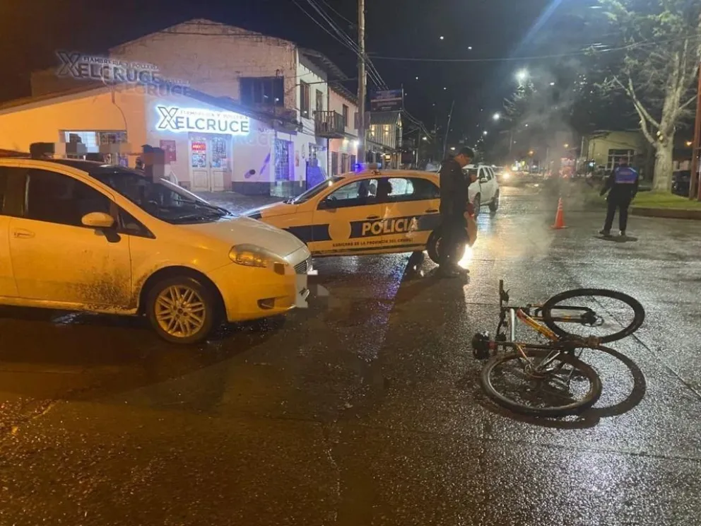 Un ciclista fue herido tras ser embestido por un auto