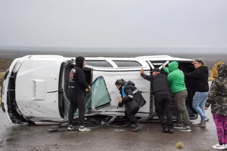 Pastor volcó su camioneta en la Ruta 3: sufrió heridas leves