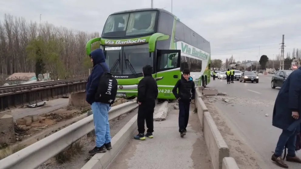Un micro casi se desbarranca y queda al borde del vacío