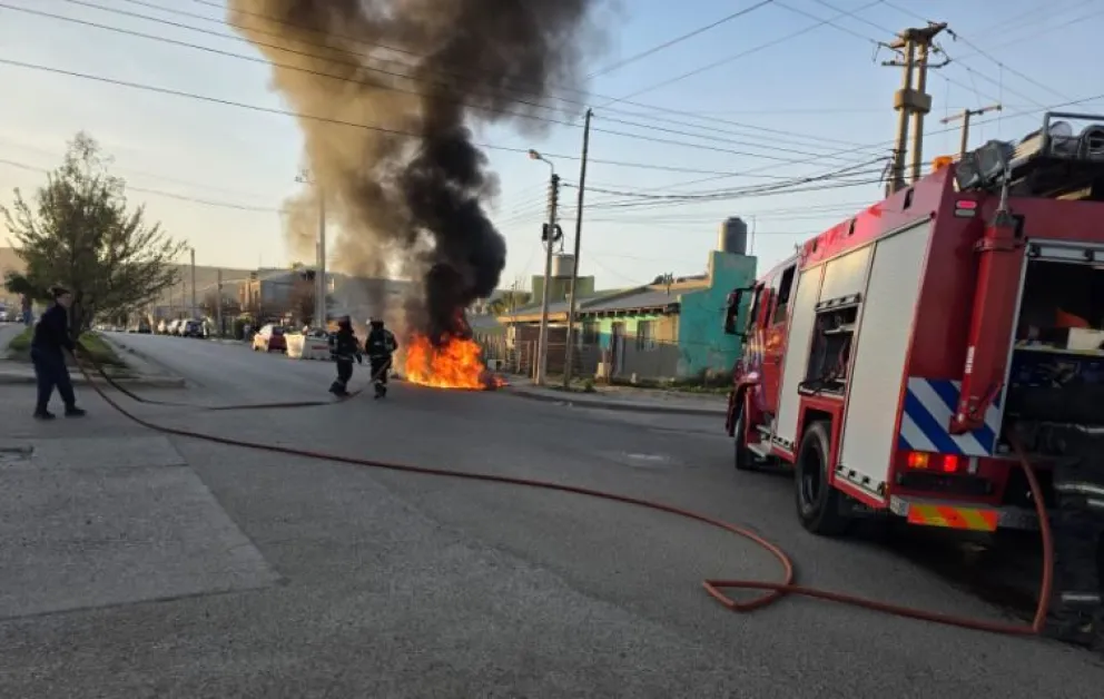 Se incendió por completo un auto en el San Cayetano