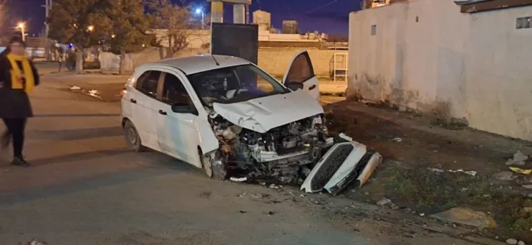Chocó contra un poste en Kilómetro 8 y se negó al test de alcoholemia