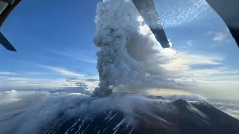Tras 475 años inactivo, el volcán Krasheninnikov entró en erupción en Kamchatka