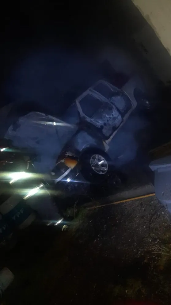 Incendio de una camioneta estacionada junto a un fogón