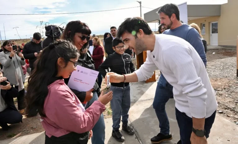 Con inversión provincial y trabajo local, Torres reactiva la construcción de viviendas en Trelew
