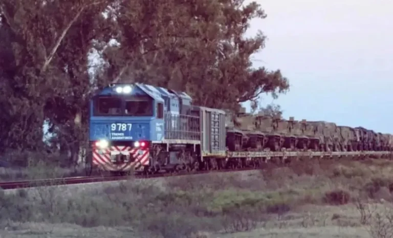 Más de 80 vehículos militares fueron enviados al Chaco en tren para el Ejercicio Libertador