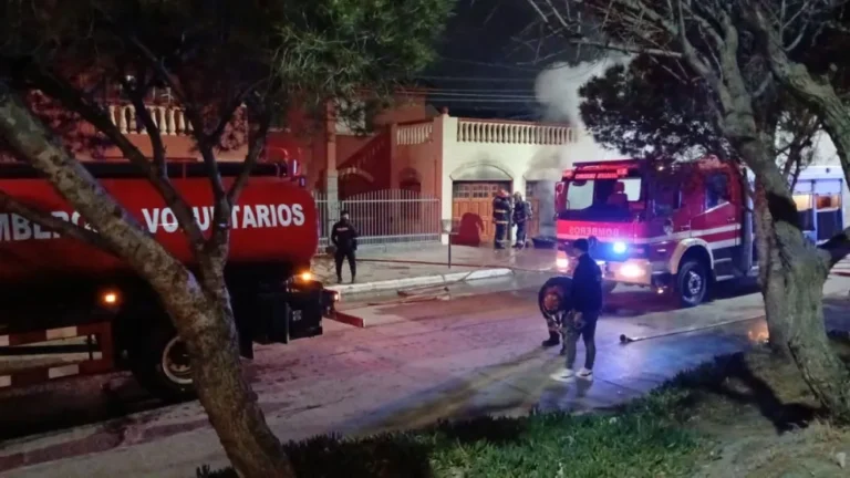 Se incendió una vivienda y rescataron a una madre y su hija del balcón