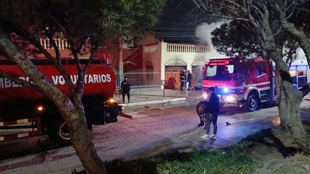 Se incendió una vivienda y rescataron a una madre y su hija del balcón