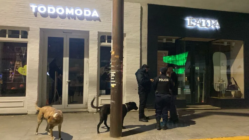 Un joven destrozó la vidriera de un comercio