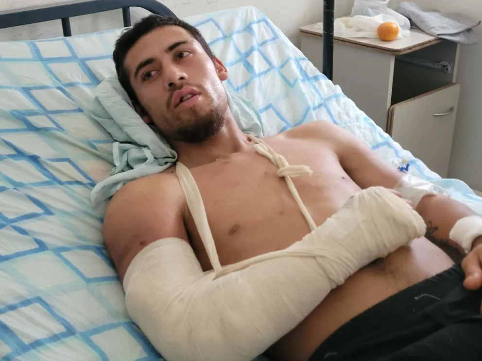 Fue golpeado brutalmente con un caño y acusado de un robo: sostiene su inocencia