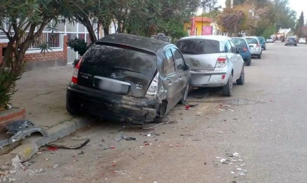 Trelew: conductor colisionó tres autos estacionados y se fugó del lugar