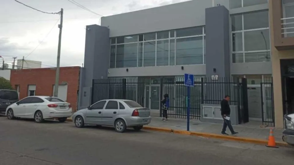Investigan a un policía por golpear a su expareja frente a testigos