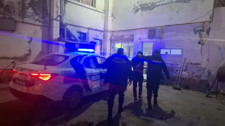 Detienen a un hombre por golpear a un policía tras ser retirado de un boliche