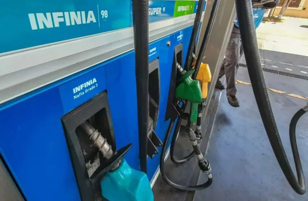 El impuesto a los combustibles se ajustará por inflación y se vienen nuevos aumentos de las naftas