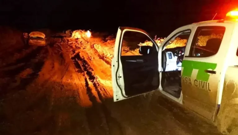 Rescataron a tres turistas varados por el barro cerca de Puerto Madryn
