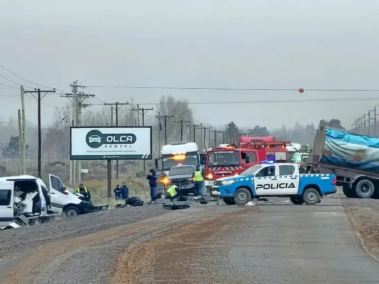 Dos empleados estatales murieron en un choque frontal en Ruta 7