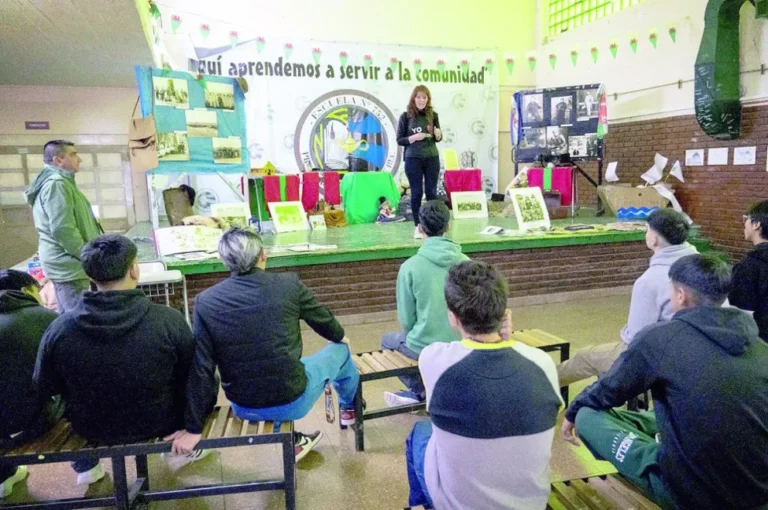 Rawson: el programa “El museo va a tu escuela” sigue fortaleciendo la identidad local a través de su muestra histórica itinerante