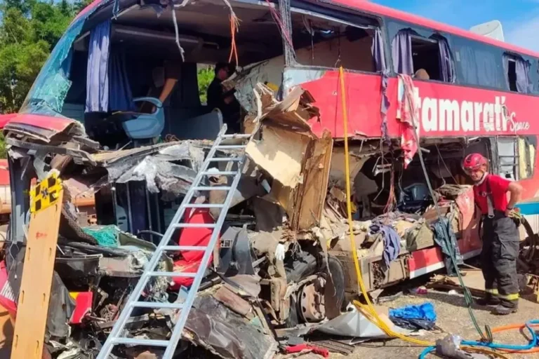 Once muertos y 46 heridos en choque entre autobús y camión en Brasil