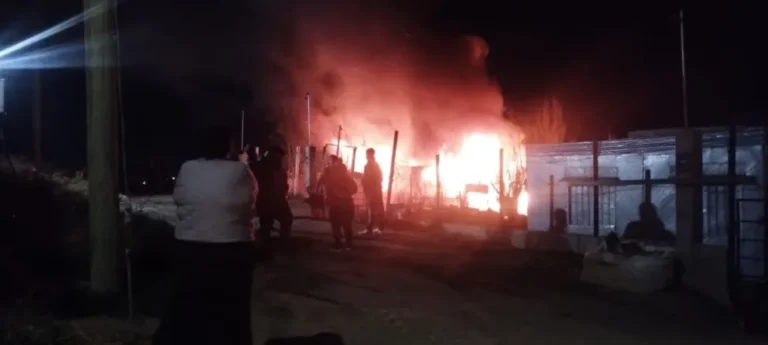 Incendio en Cerro Solo: una vivienda quedó destruida, pero no hubo heridos