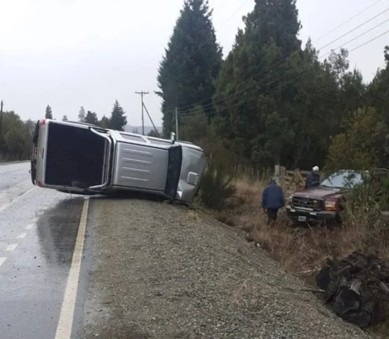 Un vehículo volcó y hubo heridos