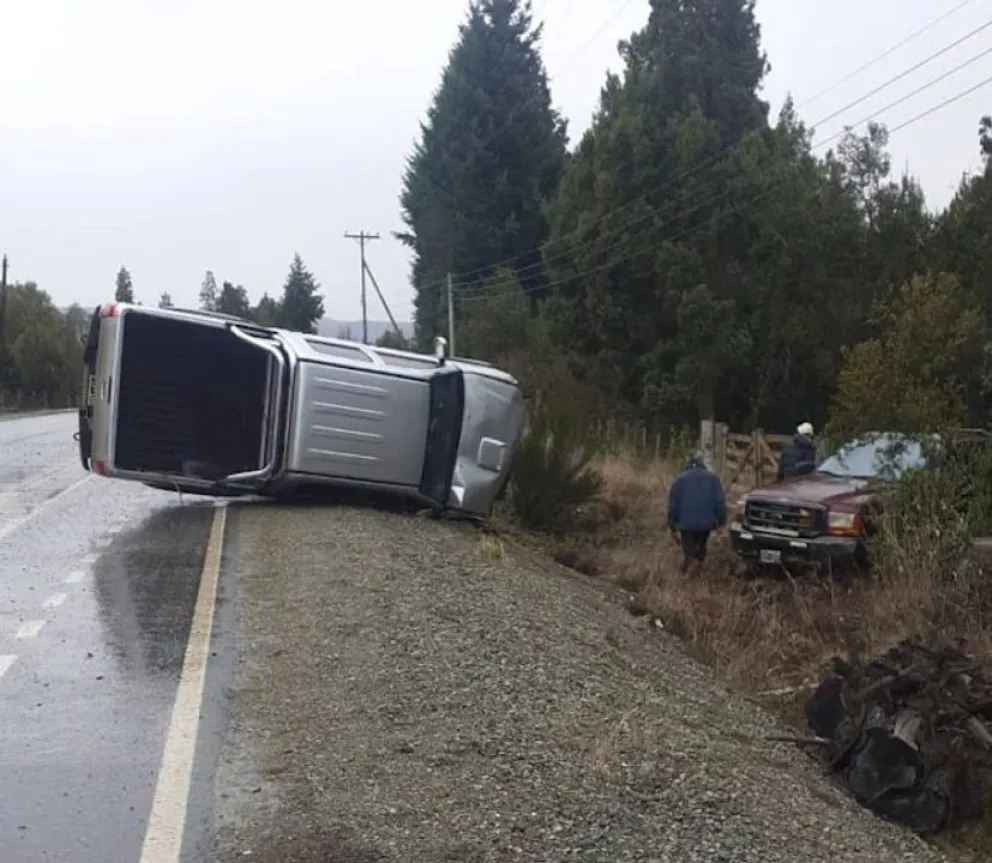 Un vehículo volcó y hubo heridos