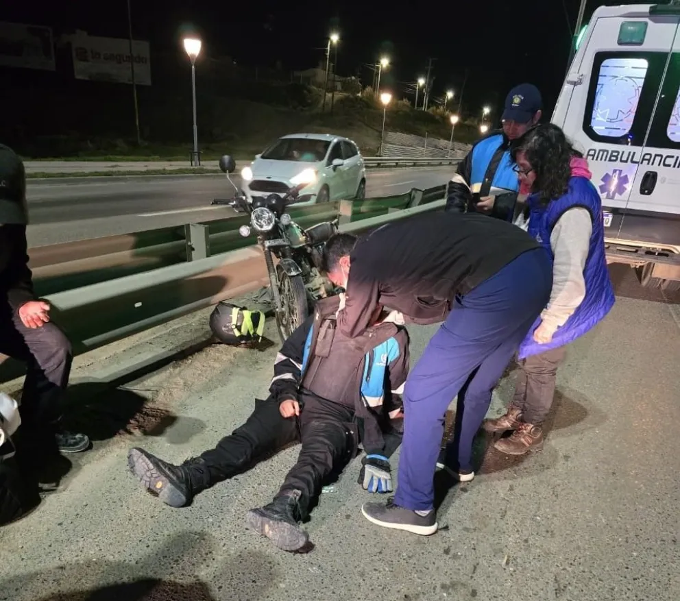 Motociclista perdió el control tras pasar por un pozo