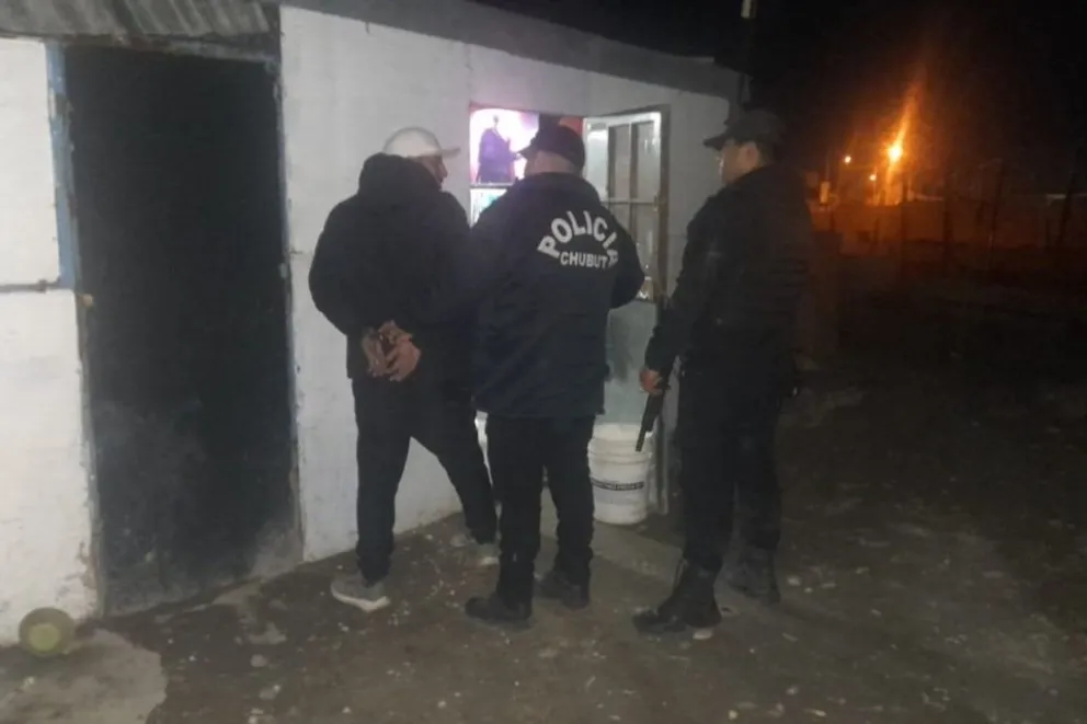 Violó la restricción de acercamiento y fue detenido