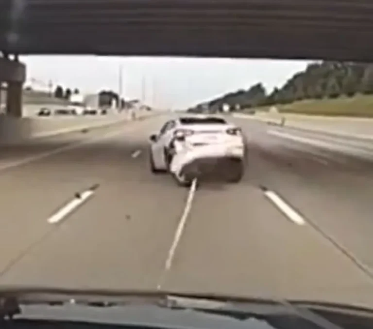 En Míchigan el 'grappler' de la policía arrancó el eje de un auto y detuvieron a ladrones