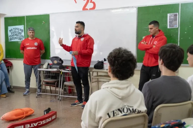 Guardavidas de Rawson brindaron charla informativa de concientización a estudiantes de la Escuela Nº 752