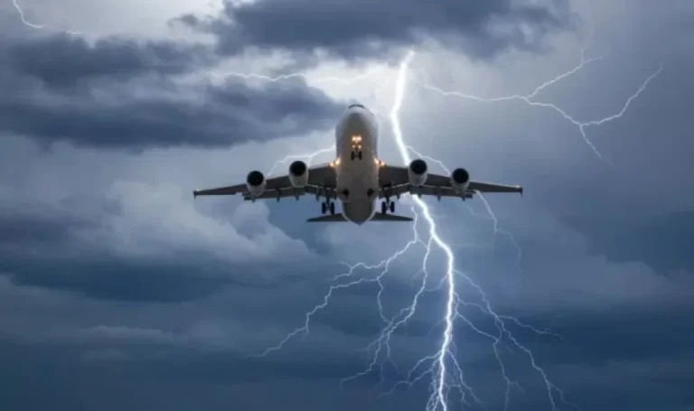 Un avión que iba a El Calafate fue impactado por un rayo y debió regresar a Ezeiza