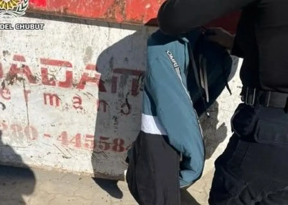 Robó ropa en Madryn y la escondió en un contenedor de basura