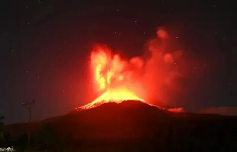Erupción del monte Lewotobi en Indonesia provoca alerta máxima de vuelo