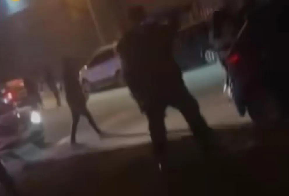 Corridas, pedradas y disparos con postas de goma a la salida de un boliche del Industrial