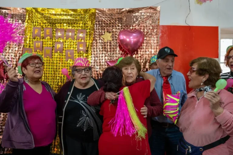 El grupo AMO celebró los 90 años de una de sus fundadoras