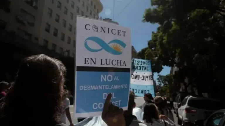 Ciencia en alerta: paro de 48 horas en el CONICET con acampe y movilización