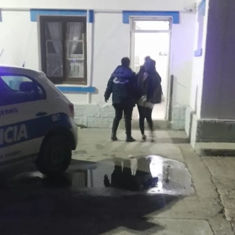 Una pareja quiso entrar a la fuerza a una casa y rompieron una puerta: exigían dinero