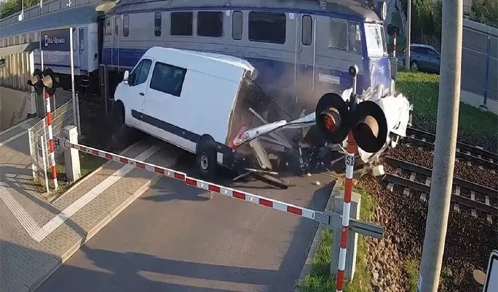 Milagrosa salvada: el conductor de una camioneta resultó ileso tras ser embestido por un tren